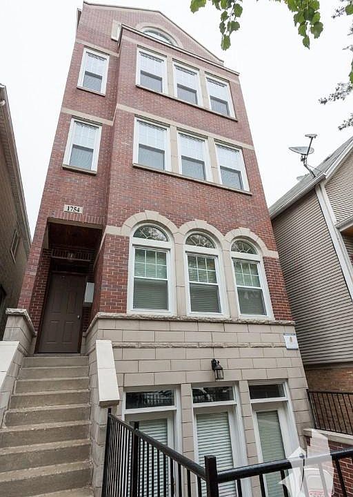 Exterior of 1754 Roscoe St, Unit 1
